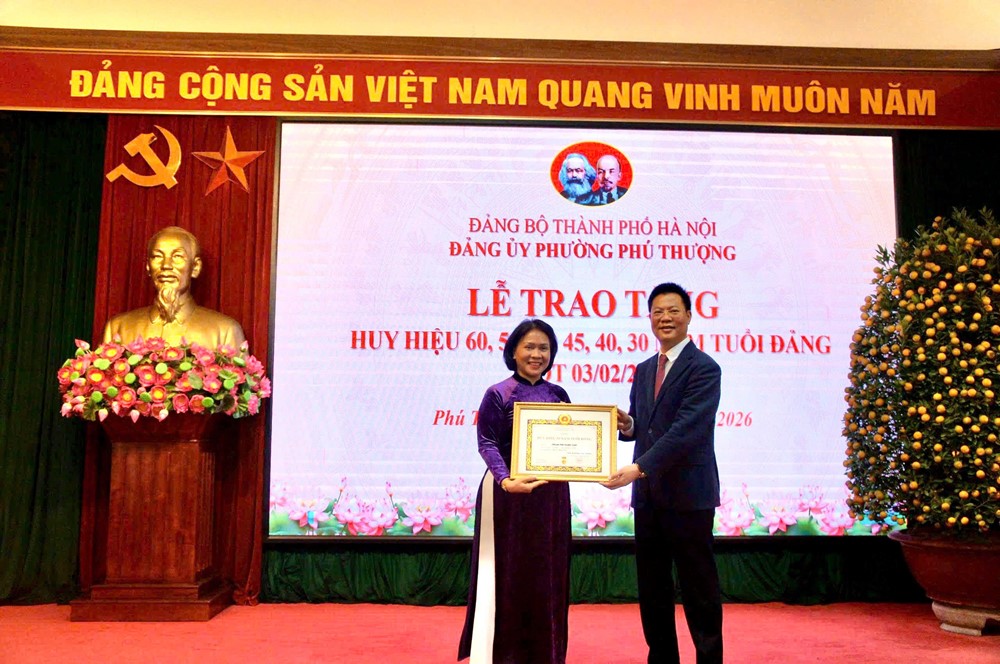 Phường Phú Thượng trao Huy hiệu Đảng đợt 03-02, trân trọng những cống hiến của đảng viên lão thành
