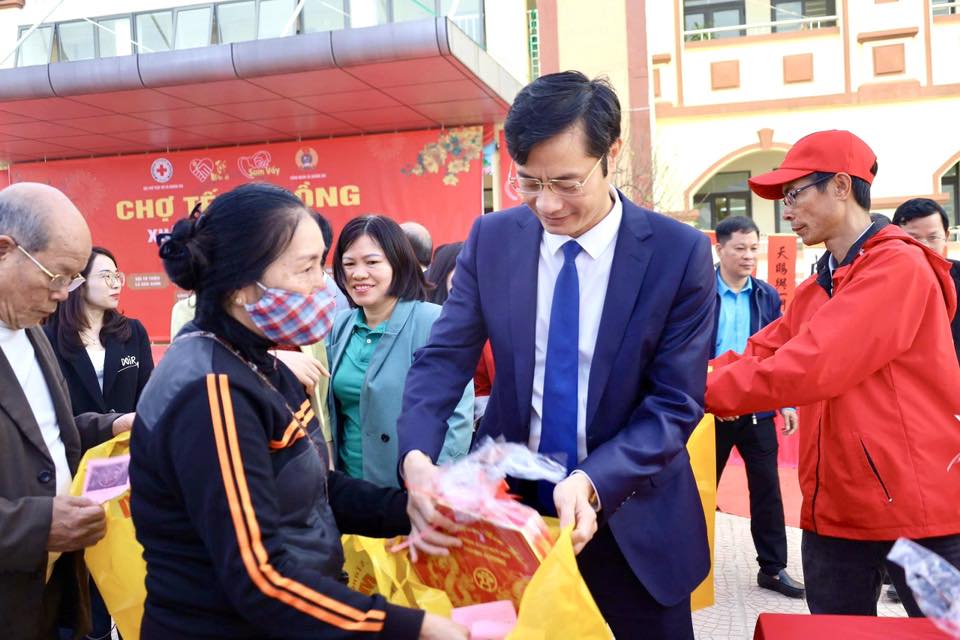 Xã Quảng Oai lan tỏa nghĩa tình qua chương trình “Tết Nhân ái - Chợ Tết 0 đồng” Xuân Bính Ngọ 2026