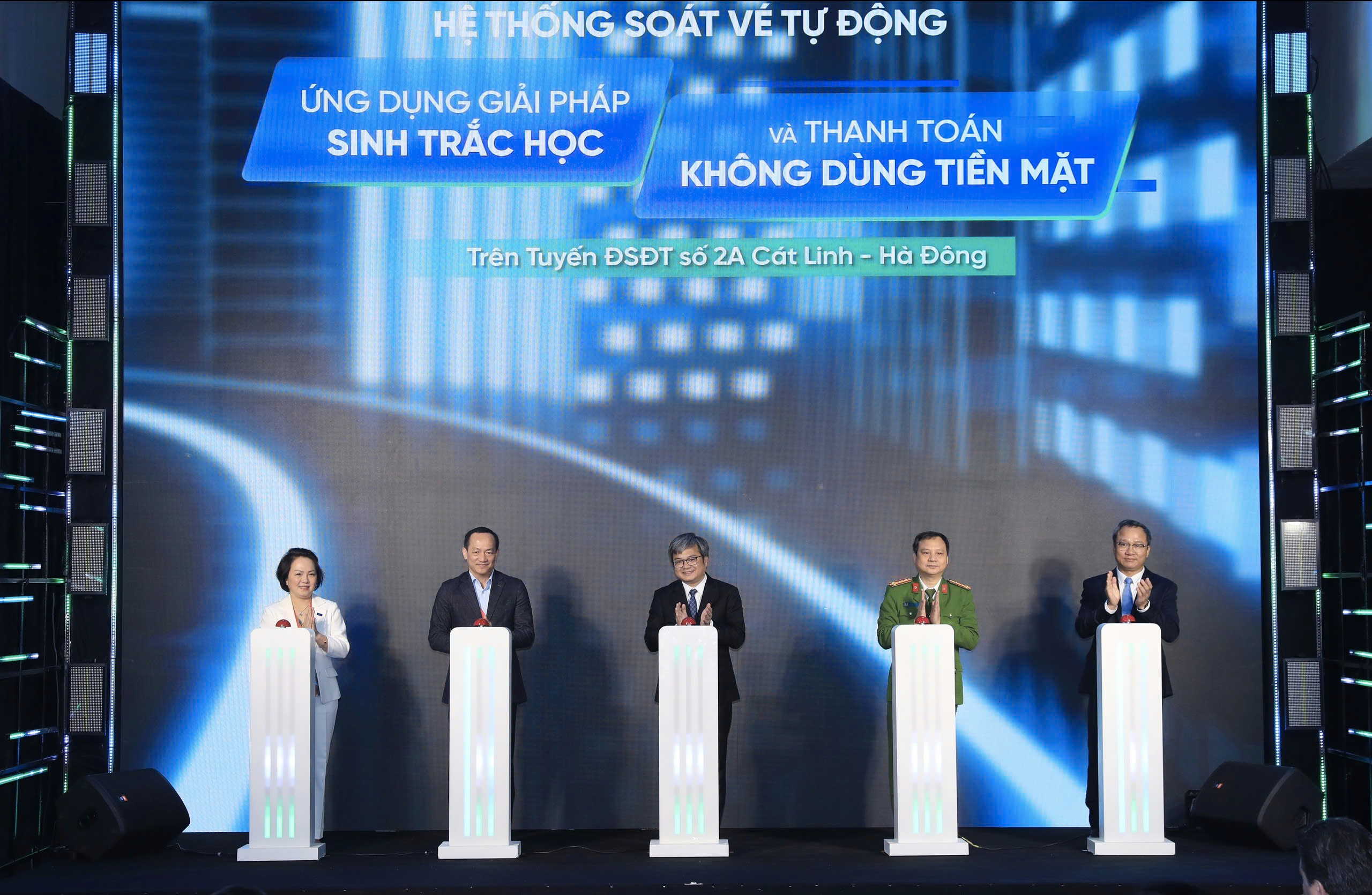 Hà Nội lần đầu vận hành hệ thống soát vé metro tích hợp định danh điện tử, sinh trắc học và thanh toán không tiền mặt