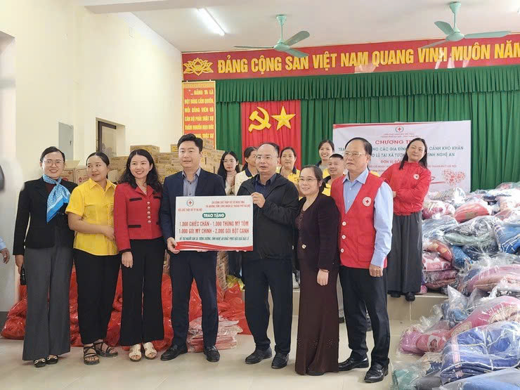 Hội Chữ thập đỏ Hà Nội trao 1.000 suất quà hỗ trợ người dân Tương Dương khắc phục hậu quả mưa lũ