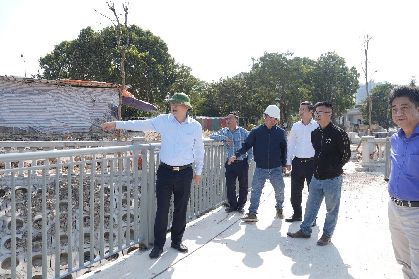 Chủ tịch UBND xã Gia Lâm kiểm tra hiện trường, yêu cầu đẩy nhanh tiến độ các dự án xây dựng hạ tầng