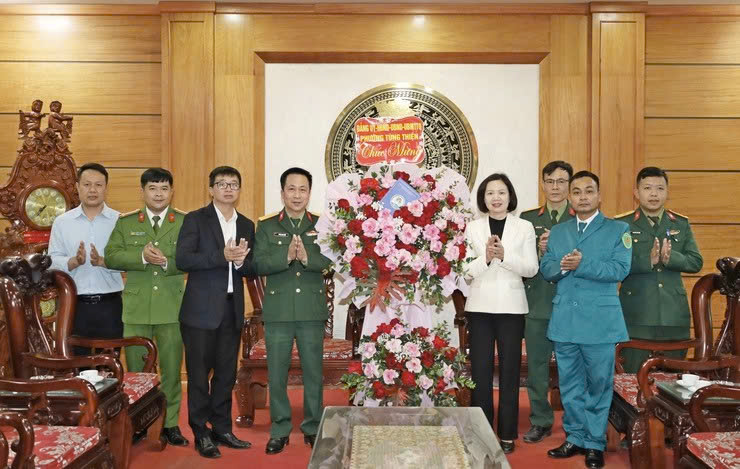 Phường Tùng Thiện thăm, chúc mừng các đơn vị quân đội nhân kỷ niệm Ngày thành lập Quân đội Nhân dân Việt Nam