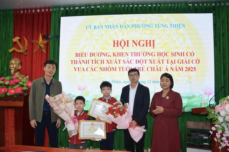 Phường Tùng Thiện tuyên dương học sinh Tiểu học Trung Sơn Trầm tỏa sáng tại Giải Vô địch Cờ vua trẻ châu Á 2025