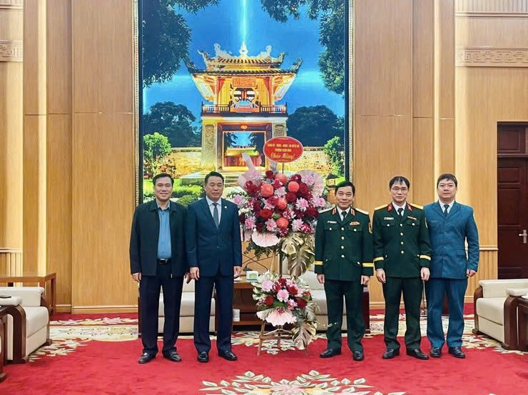 Lãnh đạo phường Xuân Đỉnh thăm, chúc mừng Ban Chỉ huy Quân sự phường nhân Ngày thành lập Quân đội nhân dân Việt Nam