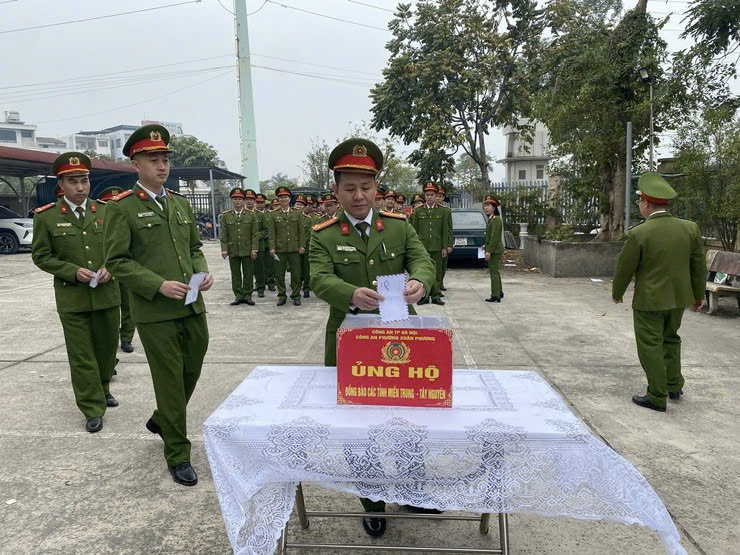 Công an phường Xuân Phương phát động ủng hộ đồng bào miền Trung, Tây Nguyên bị thiệt hại do mưa lũ
