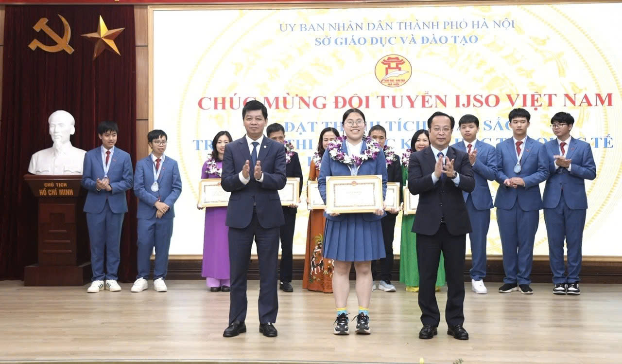 Hà Nội biểu dương đội tuyển học sinh giành trọn huy chương tại Olympic Khoa học trẻ quốc tế 2025