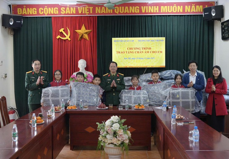 Bệnh viện Quân y 105 trao tặng “Chăn ấm cho em”, lan tỏa nghĩa tình quân - dân