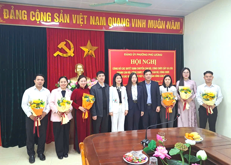 Phường Phú Lương công bố quyết định chuyển đổi, tiếp nhận cán bộ, kiện toàn đội ngũ theo Luật Cán bộ, công chức