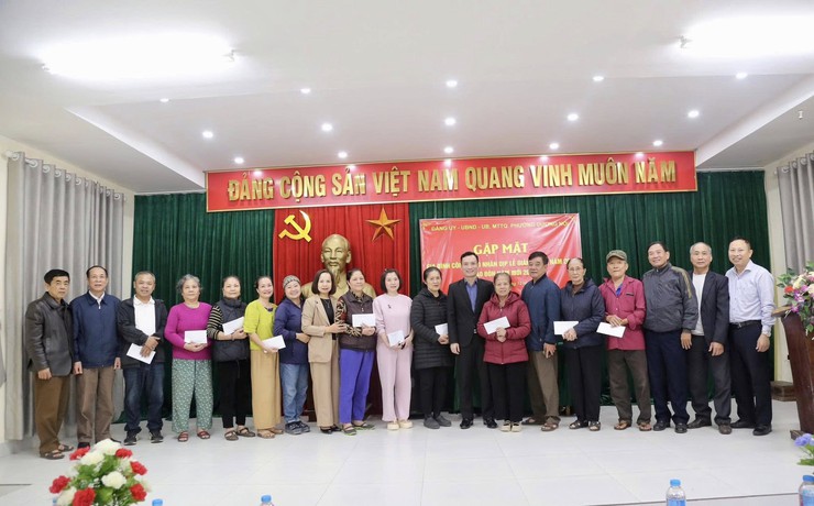 Phường Dương Nội gặp mặt, tặng quà đồng bào công giáo trước thềm Lễ Giáng sinh 2025