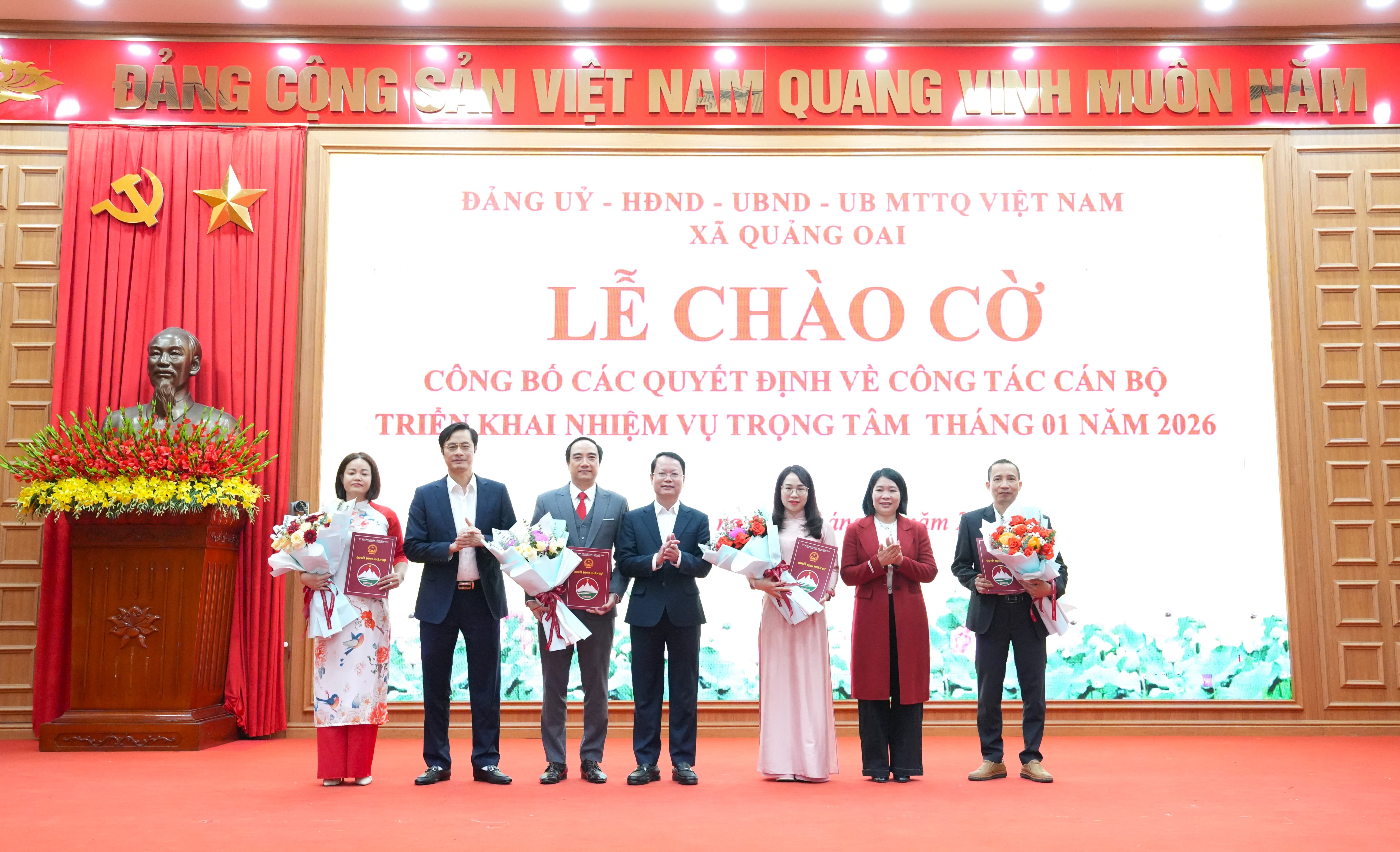 Xã Quảng Oai kiện toàn tổ chức bộ máy, công bố quyết định thành lập Trung tâm Dịch vụ tổng hợp và bổ nhiệm cán bộ