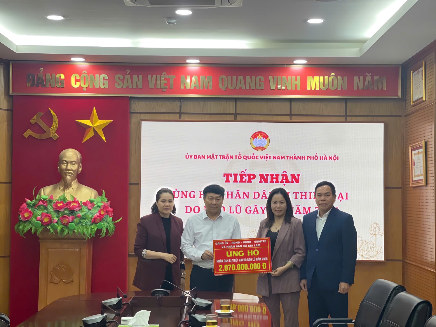 Xã Gia Lâm trao hơn 2 tỷ đồng ủng hộ đồng bào miền Trung, Tây Nguyên khắc phục hậu quả thiên tai