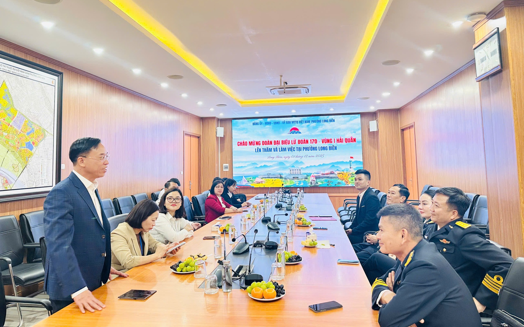 Phường Long Biên đón Đoàn công tác Lữ đoàn 170 - Vùng 1 Hải quân, tiếp nối truyền thống kết nghĩa quân - dân