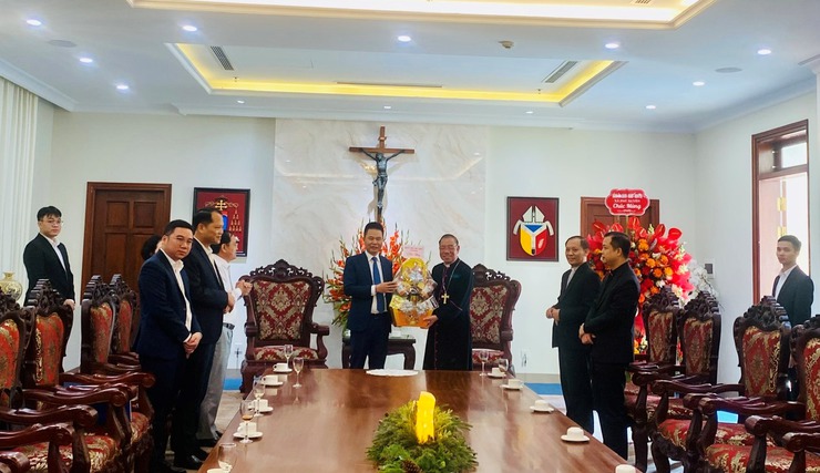 Lãnh đạo xã Phú Xuyên thăm, chúc mừng Tòa Tổng Giám mục Hà Nội nhân dịp Giáng sinh 2025
