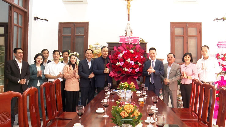 Lãnh đạo xã Phú Xuyên thăm, chúc mừng các giáo xứ nhân dịp Giáng sinh 2025