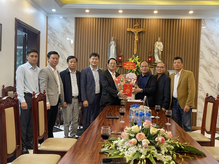 Lãnh đạo Ban Tuyên giáo và Dân vận Thành uỷ Hà Nội thăm, chúc mừng Giáng sinh tại Giáo xứ Phú Mỹ, xã Phú Xuyên