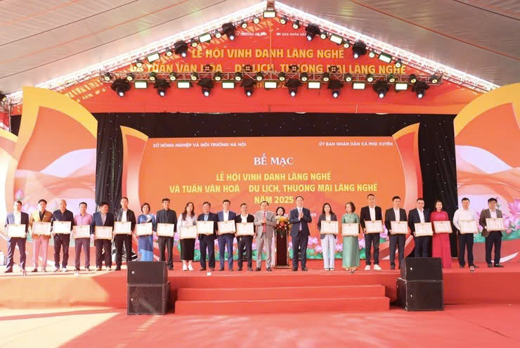 Bế mạc Lễ hội vinh danh làng nghề, lan tỏa giá trị văn hóa - thương mại xã Phú Xuyên