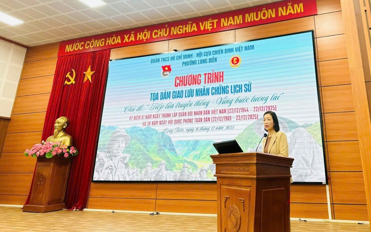 “Tiếp lửa truyền thống - Vững bước tương lai”: Giao lưu nhân chứng lịch sử tại phường Long Biên