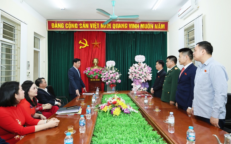 Lãnh đạo xã Quảng Bị chúc mừng Hội Cựu chiến binh nhân kỷ niệm 36 năm Ngày thành lập