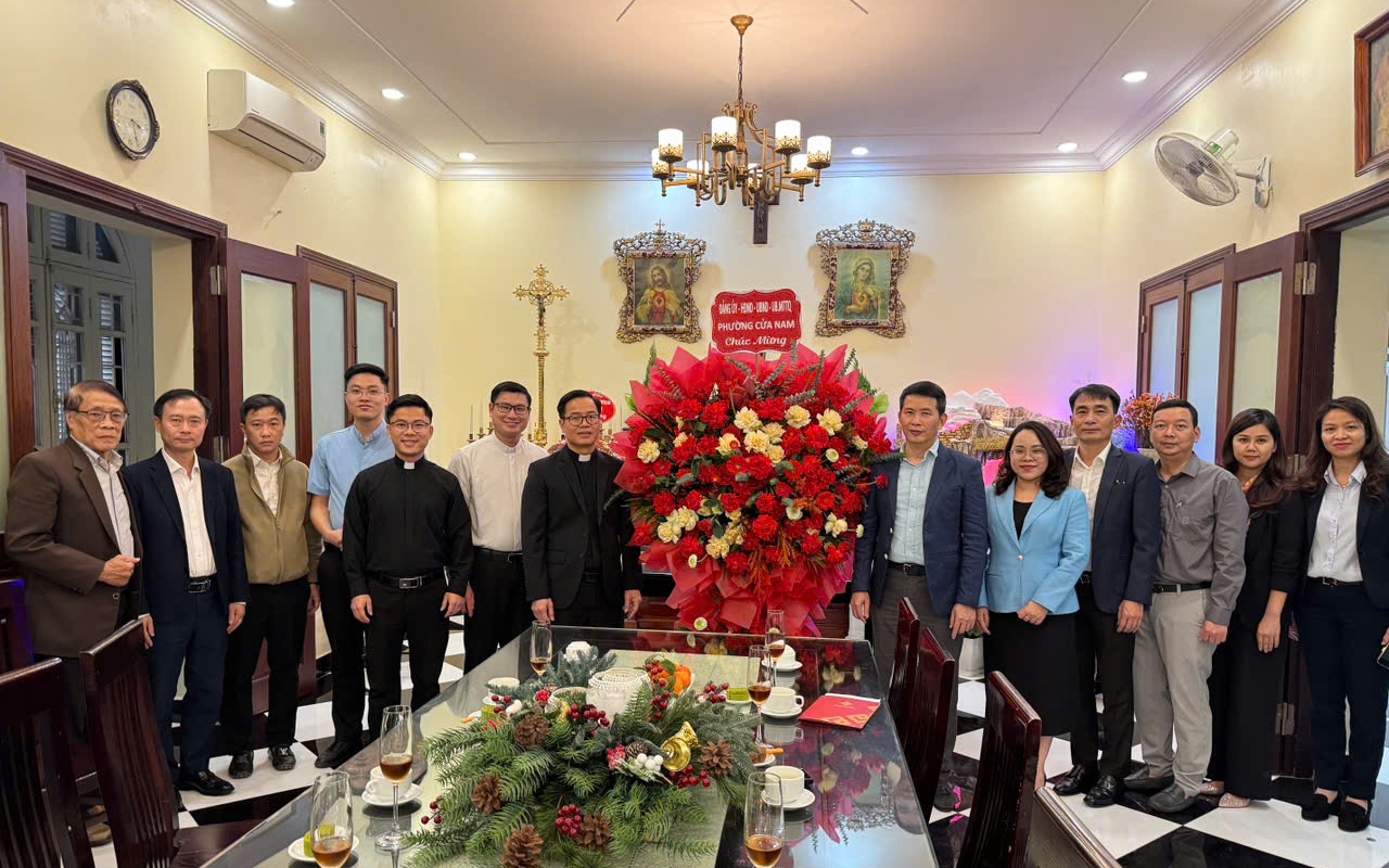 Phường Cửa Nam thăm, chúc mừng các cơ sở tôn giáo nhân Lễ Giáng sinh năm 2025