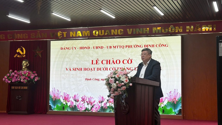 Phường Định Công tổ chức lễ chào cờ đầu tháng 12-2025, tạo khí thế mới cho chặng nước rút cuối năm