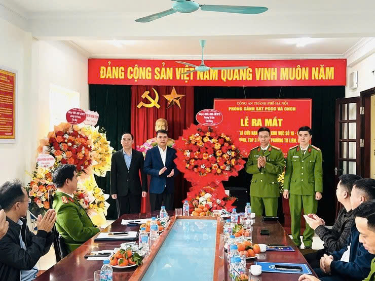 Ra mắt Đội chữa cháy và cứu nạn cứu hộ khu vực số 16, tăng cường năng lực ứng phó sự cố tại phường Từ Liêm