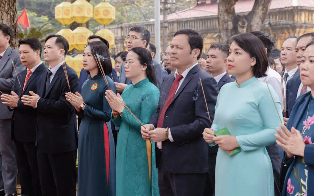 Hội Nông dân Hà Nội dâng hoa, dâng hương báo công, hướng tới Đại hội đại biểu lần thứ XI