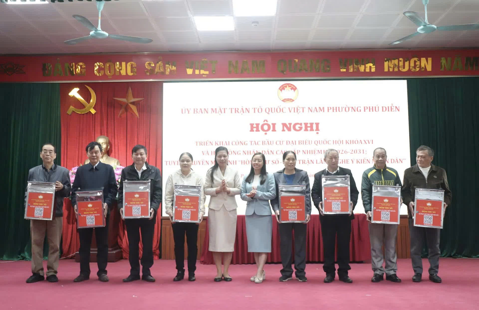 Phường Phú Diễn chủ động triển khai công tác bầu cử, đưa “Hòm thư số - Mặt trận lắng nghe ý kiến nhân dân” về khu dân cư