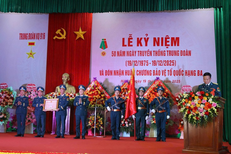 Trung đoàn Không quân 916 đón nhận Huân chương Bảo vệ Tổ quốc hạng Ba, khẳng định truyền thống 50 năm xây dựng và trưởng thành