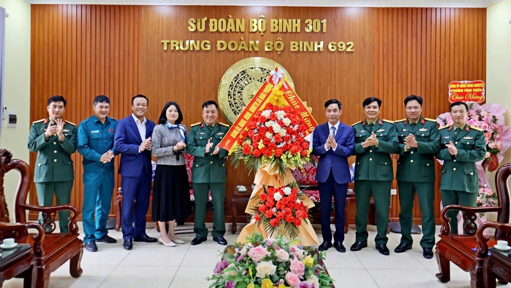 Xã Đoài Phương thăm, chúc mừng các đơn vị quân đội nhân kỷ niệm Ngày thành lập Quân đội nhân dân Việt Nam