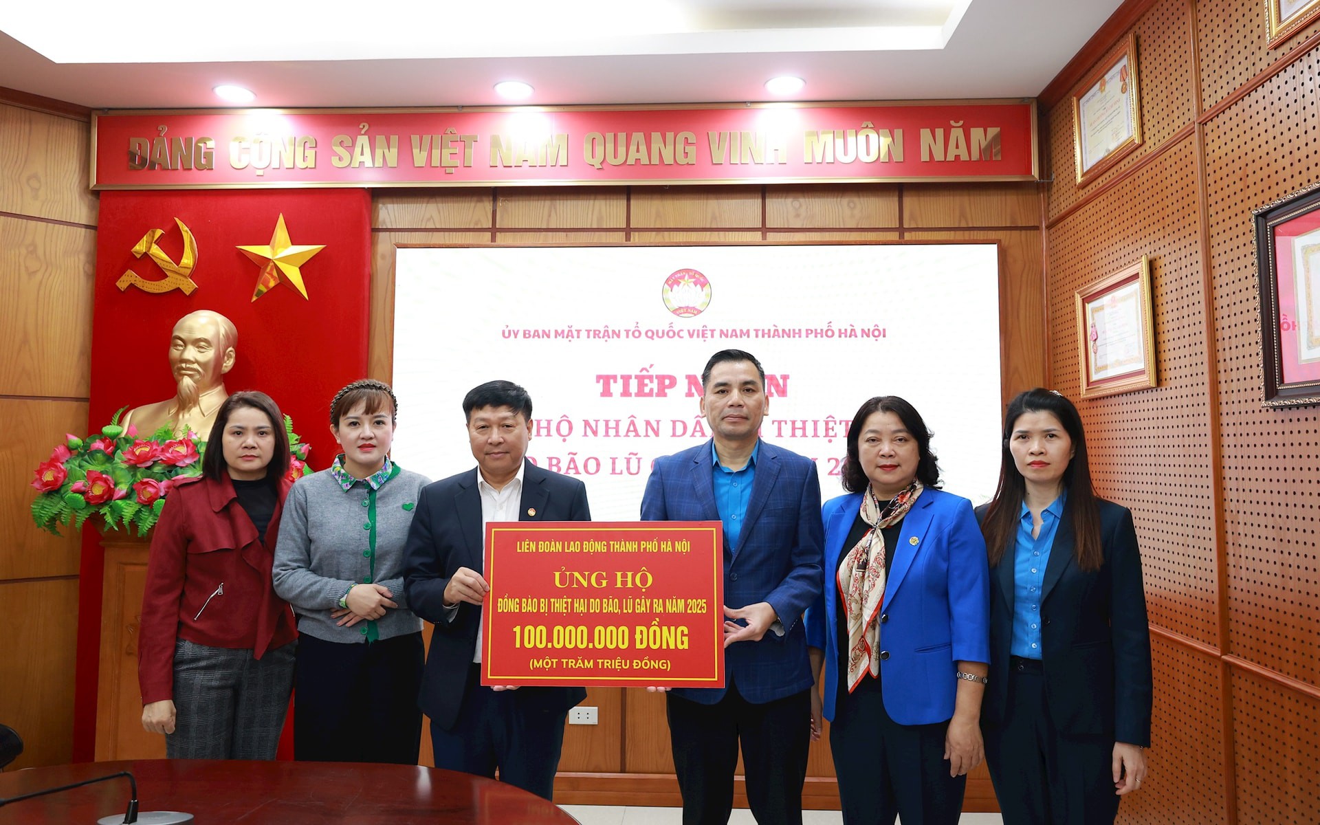 Công đoàn Thủ đô sẻ chia nghĩa tình, kịp thời ủng hộ đồng bào miền Trung, Tây Nguyên khắc phục hậu quả bão lũ