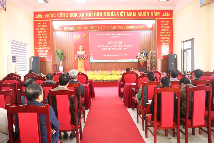 Xã Hòa Phú bàn giao máy tính cho các thôn, thúc đẩy chuyển đổi số ở cơ sở