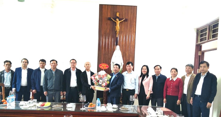 Lãnh đạo Ban Tuyên giáo và Dân vận Thành ủy thăm, chúc mừng Giáo xứ Mỗ Xá nhân dịp Lễ Giáng sinh