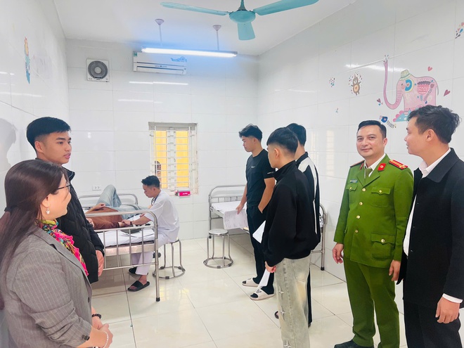 Lãnh đạo xã Hòa Phú động viên thanh niên tham gia khám tuyển nghĩa vụ công an nhân dân năm 2025