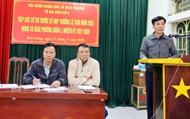 Bí thư Đảng ủy xã Đoài Phương lắng nghe cử tri trước kỳ họp thứ ba HĐND xã khóa I