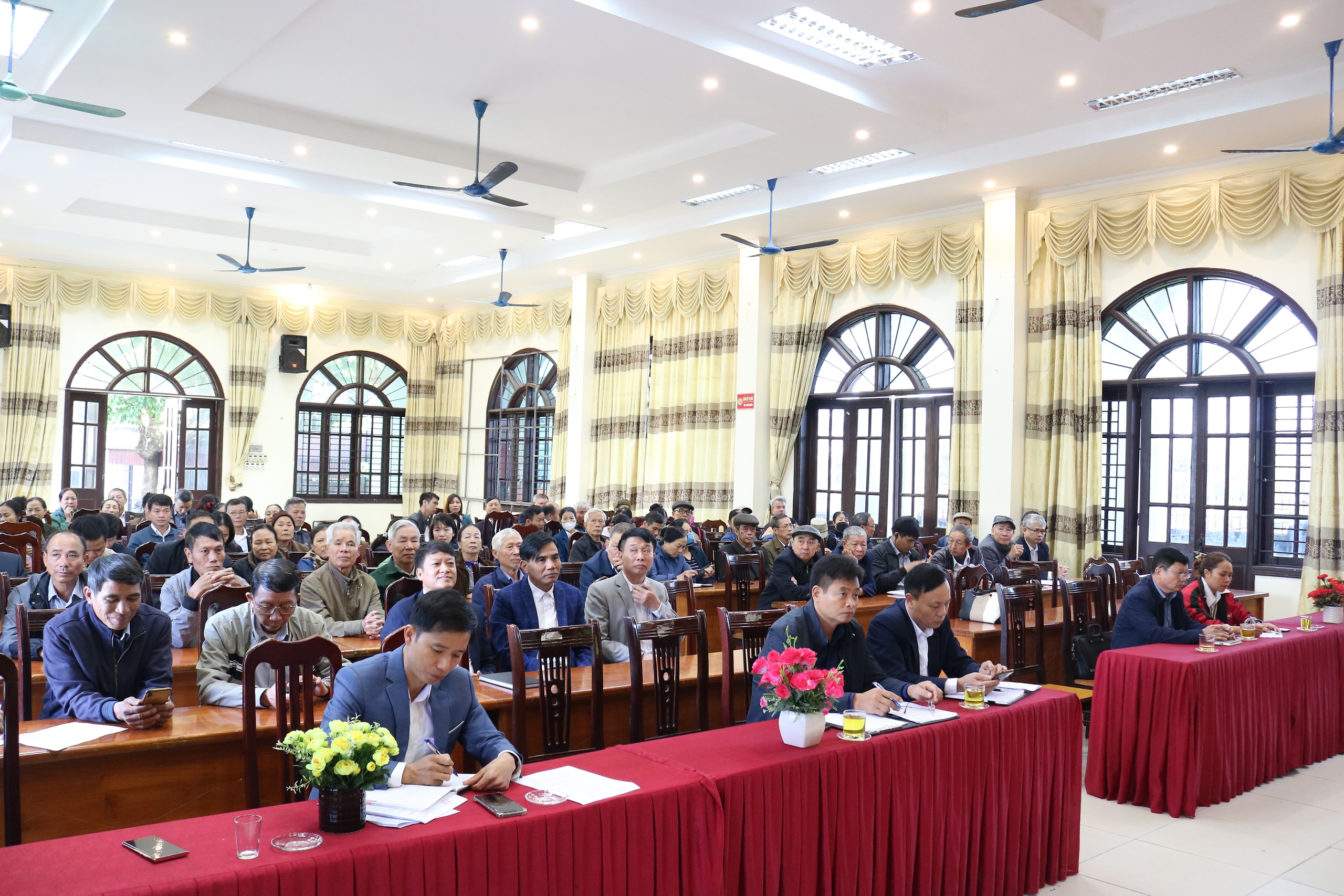 Đại biểu HĐND xã Hoà Phú lắng nghe ý kiến cử tri trước kỳ họp thứ Ba