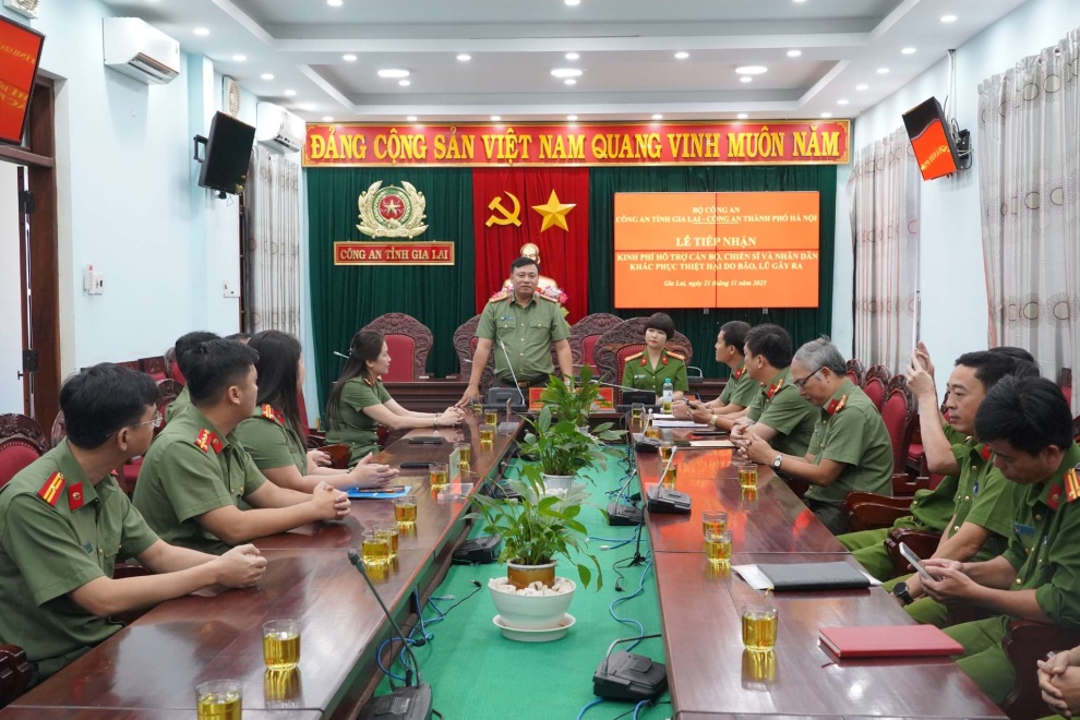 Công an thành phố Hà Nội trao 500 triệu đồng hỗ trợ Công an và Nhân dân tỉnh Gia Lai khắc phục hậu quả mưa lũ