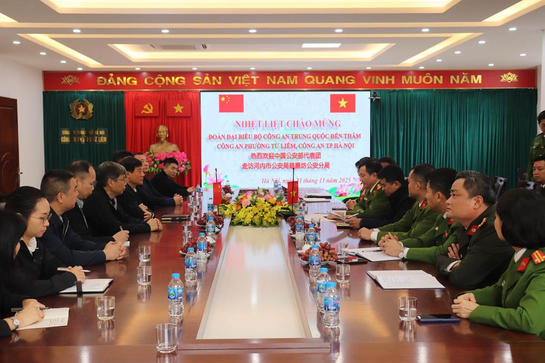 Công an phường Từ Liêm trao đổi kinh nghiệm với Đoàn Bộ Công an Trung Quốc về mô hình Công an cơ sở