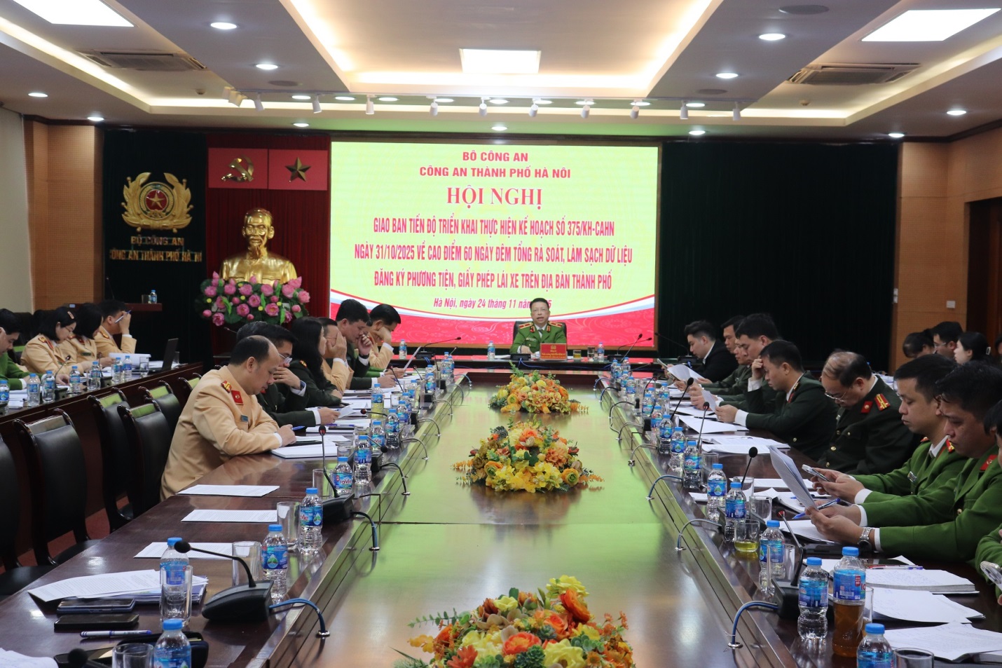 Công an thành phố Hà Nội tăng tốc cao điểm làm sạch dữ liệu đăng ký phương tiện, giấy phép lái xe