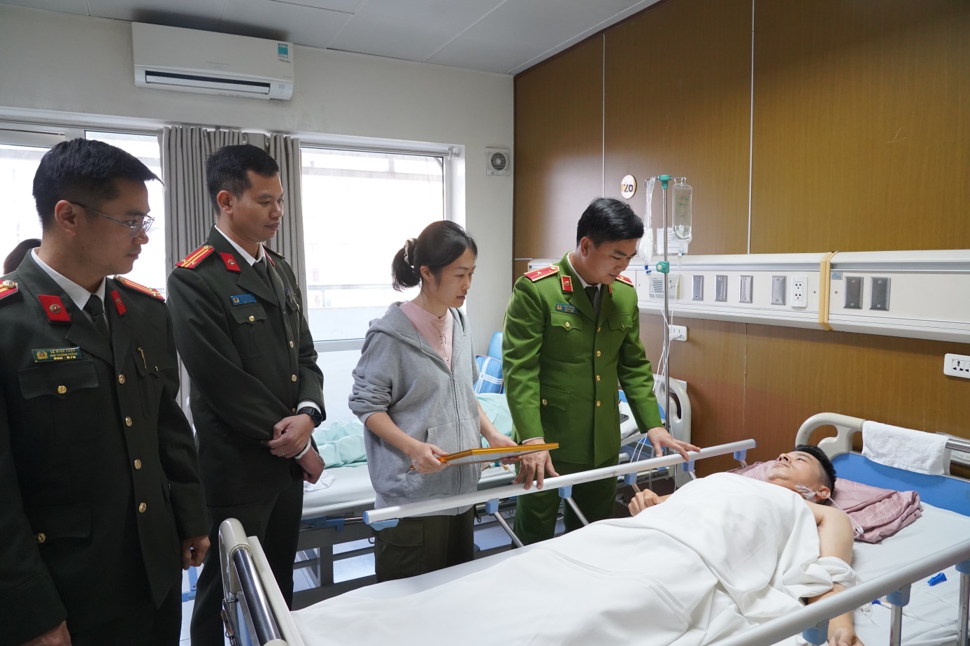 Lãnh đạo Công an thành phố Hà Nội thăm hỏi, động viên cán bộ Công an phường Việt Hưng bị thương khi làm nhiệm vụ