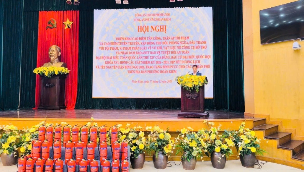 Công an phường Hoàn Kiếm trao tặng 500 bình chữa cháy, tăng cường phòng ngừa cháy nổ từ cơ sở
