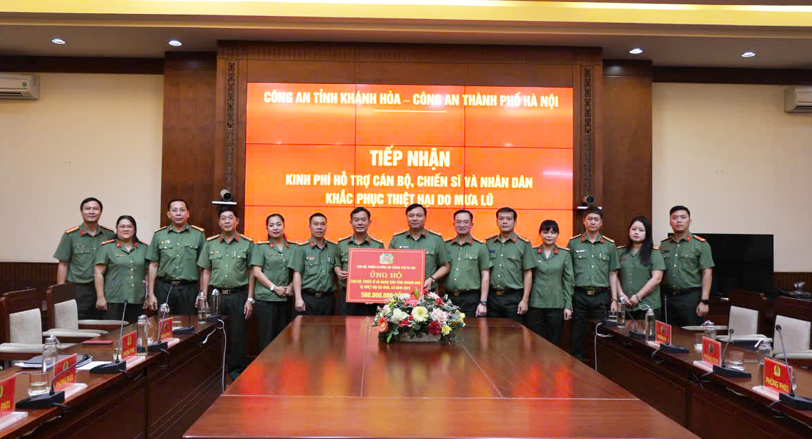 Công an Hà Nội trao 500 triệu đồng hỗ trợ cán bộ, chiến sĩ và nhân dân tỉnh Khánh Hòa khắc phục hậu quả mưa lũ