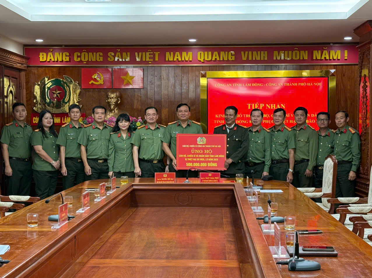 Công an thành phố Hà Nội sẻ chia nghĩa tình, tiếp sức Công an và đồng bào Lâm Đồng vượt qua mưa lũ