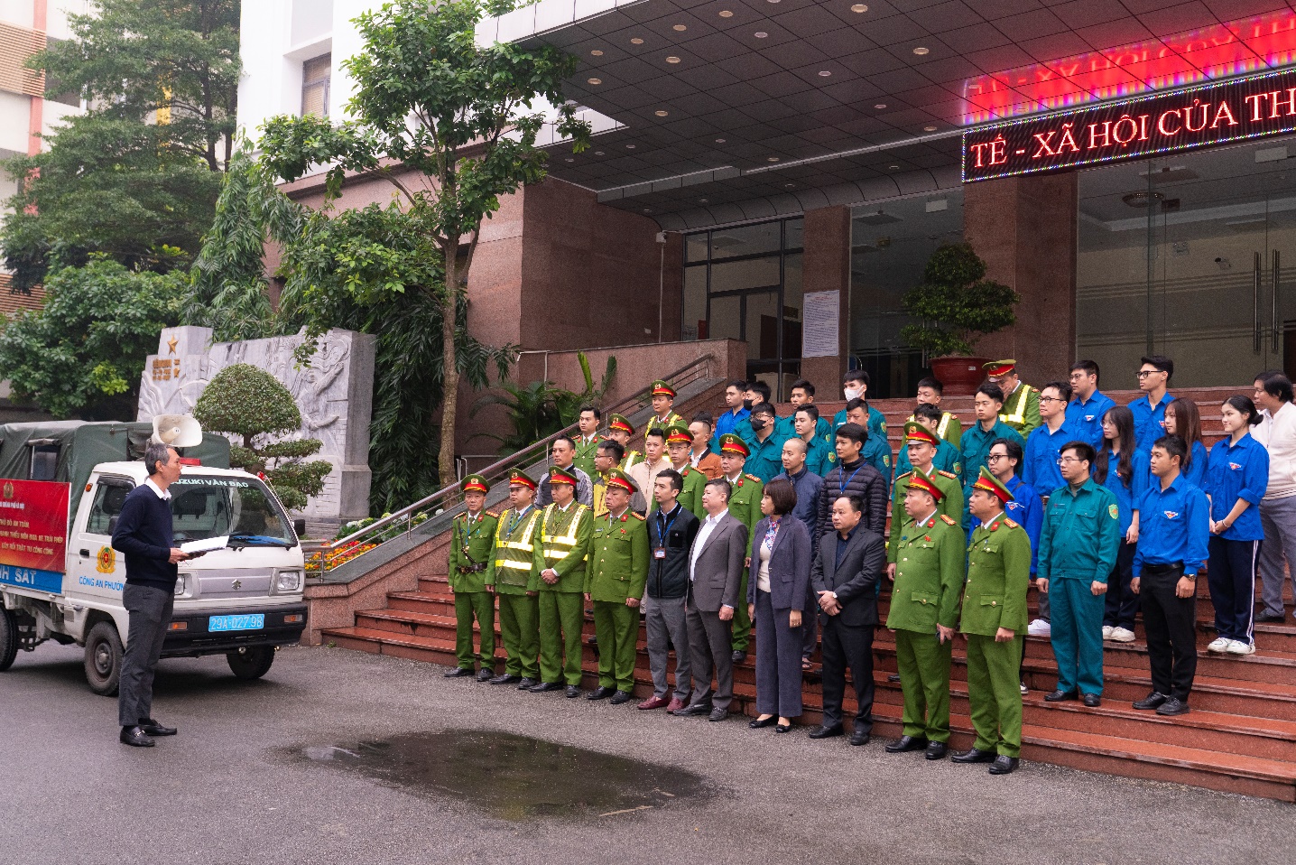 Công an phường Bạch Mai ra quân lập lại trật tự đô thị, trật tự công cộng và vệ sinh môi trường