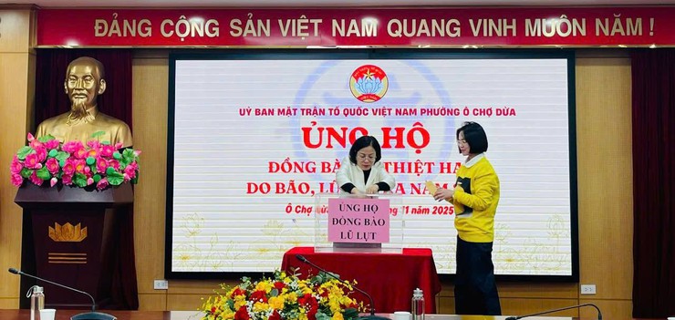 Phường Ô Chợ Dừa chung tay ủng hộ đồng bào miền Trung, Tây Nguyên khắc phục hậu quả mưa lũ năm 2025