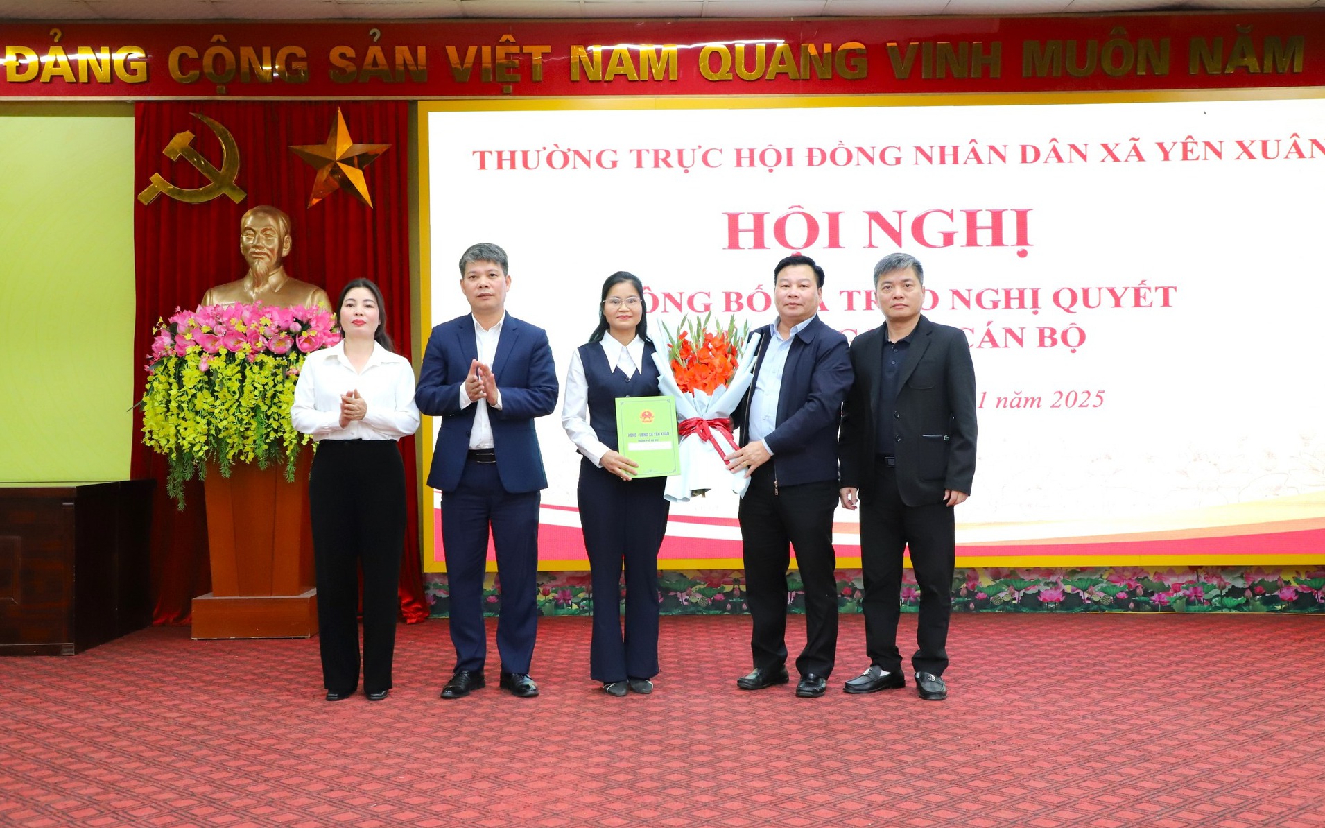 HĐND xã Yên Xuân công bố Nghị quyết về công tác cán bộ, kiện toàn Ban Kinh tế - Ngân sách