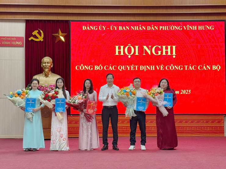 Phường Vĩnh Hưng công bố quyết định về công tác cán bộ, kiện toàn bộ máy đáp ứng yêu cầu nhiệm vụ mới