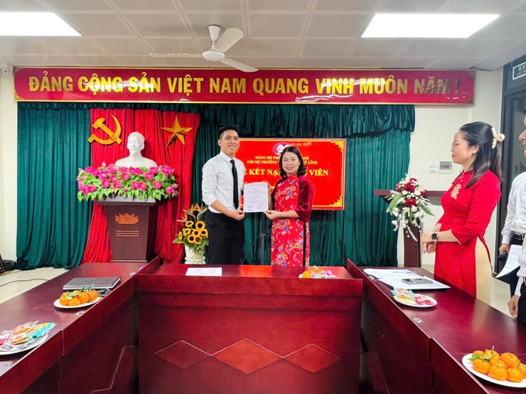 Chi bộ Trường Tiểu học Thúy Lĩnh trang trọng kết nạp đảng viên mới