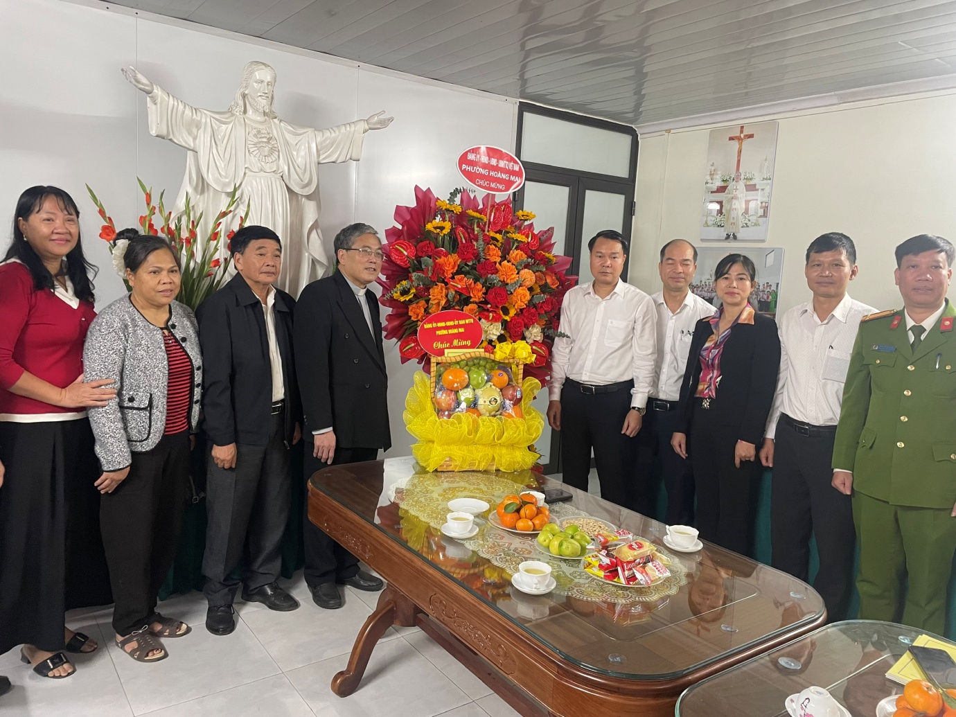 Phường Hoàng Mai thăm, chúc mừng các cơ sở tôn giáo nhân dịp Lễ Giáng sinh năm 2025