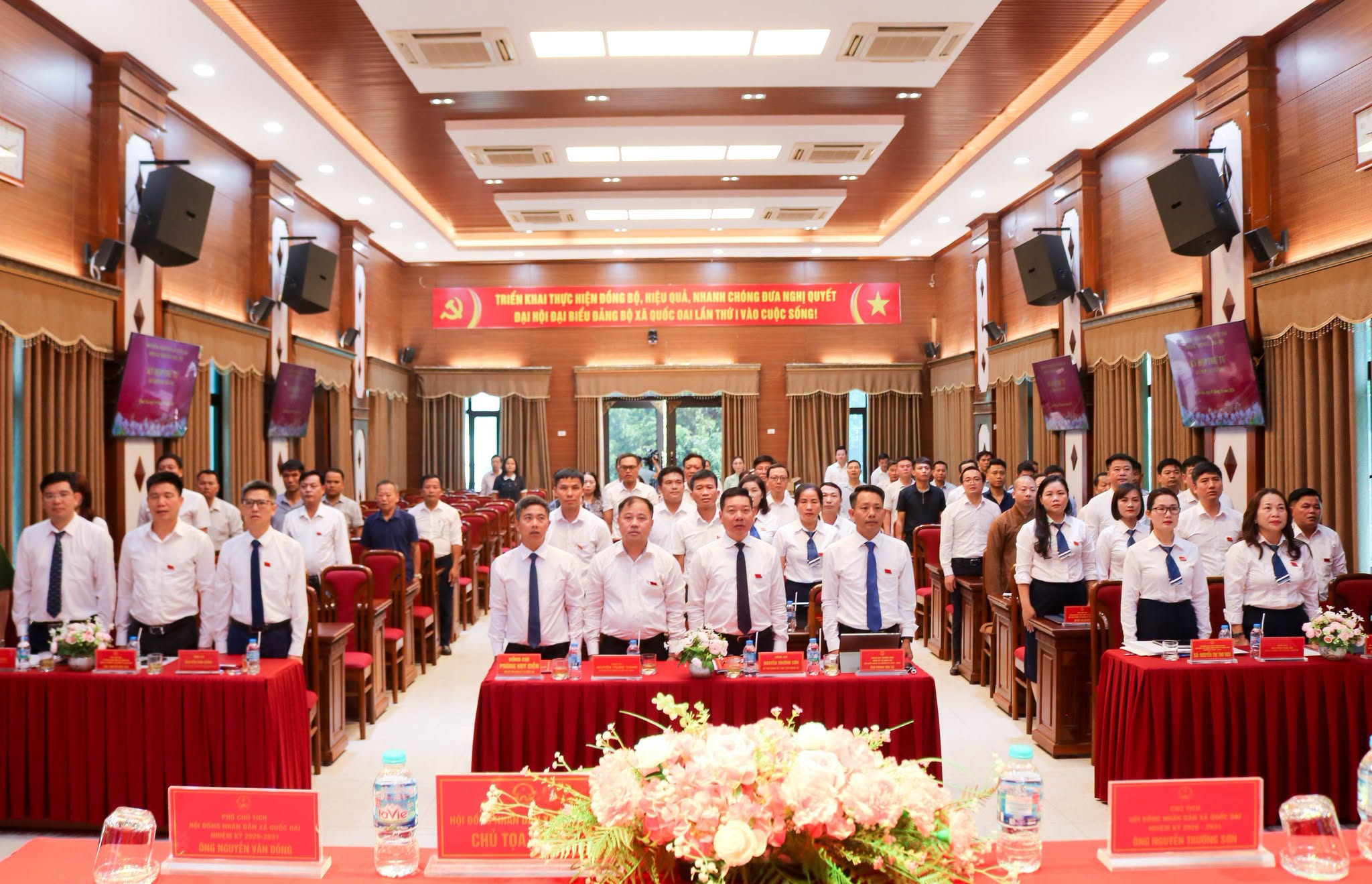 HĐND xã Quốc Oai kiện toàn Chủ tịch UBND xã, tổ chức lại 5 phòng chuyên môn