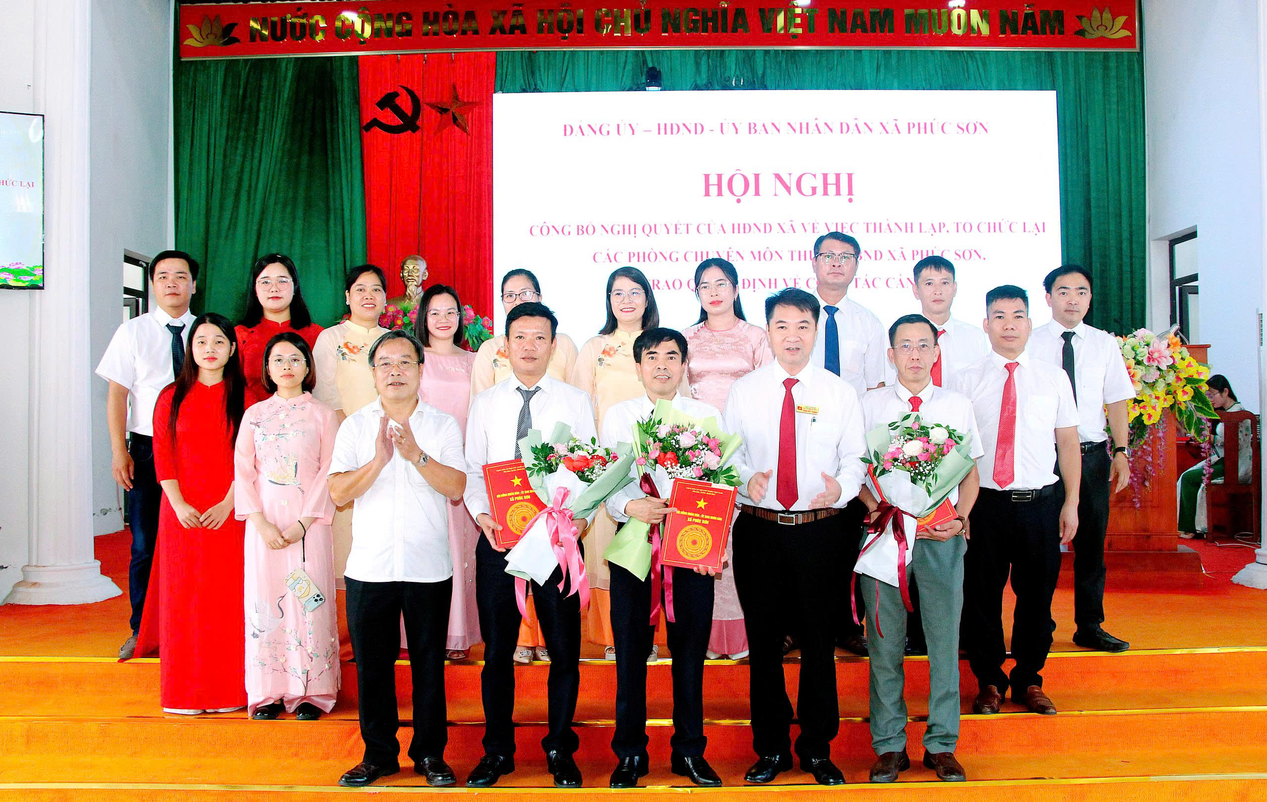 Xã Phúc Sơn công bố Nghị quyết về thành lập, tổ chức lại các cơ quan chuyên môn và công tác cán bộ